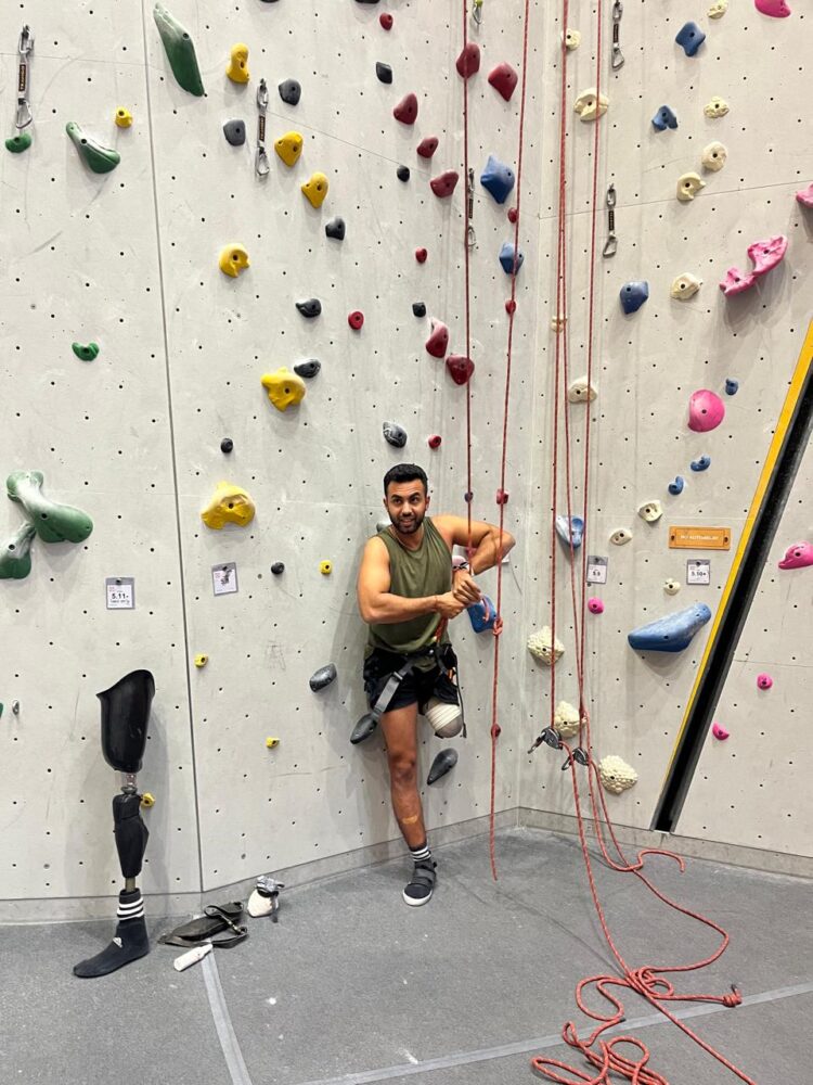 المغامر المصري عمر حجازى بصدد تحقيق رقم قياسي عالمي جديد للدخول بموسوعة جينيس لتسلق الجبال