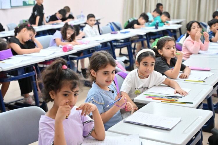 أكثر من 400 طفل فلسطيني يعودون للدراسة بمدينة الإمارات الإنسانية