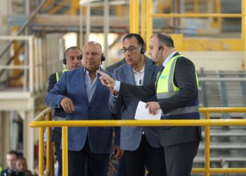 رئيس الوزراء يتفقد مصنع شركة “كناوف” الألمانية للألواح الجبسية
