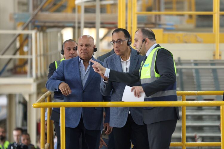 رئيس الوزراء يتفقد مصنع شركة “كناوف” الألمانية للألواح الجبسية