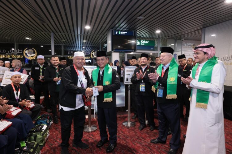 لأول مرة في موسم حج : تسليم بطاقات “نسك” خارج السعودية، والبداية لحجاج ماليزيا