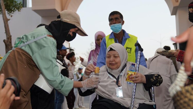 توافد حجاج السياحة “5 نجوم” إلى مشعر منى استعدادًا للتصعيد إلى عرفات