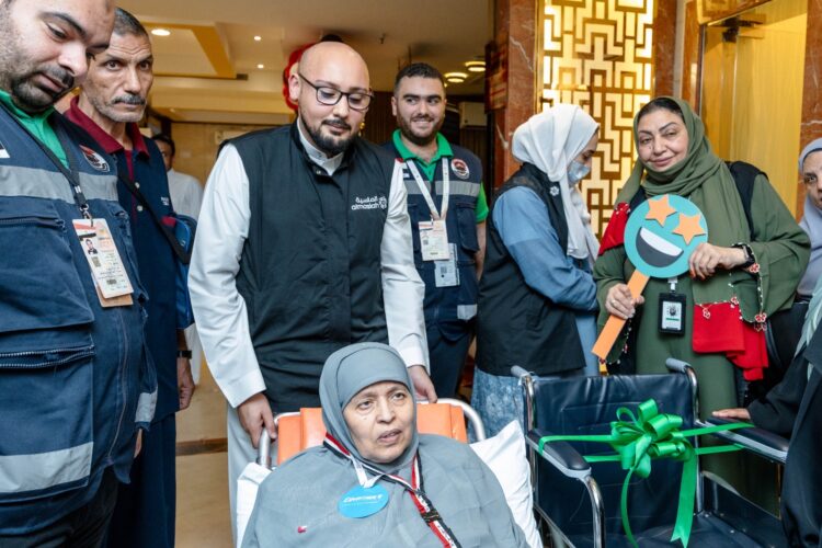 من المستشفى إلى صعيد عرفة… «عفاف» تسير بخطى الأمل في رحاب مكة