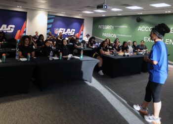 دوري كرة القدم الأمريكية ينظم دورة تدريبية لمدربات كرة القدم العلم في مصر