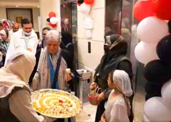 مع اقتراب موعد تصعيدهم الي عرفات :- ” المطوفين ” يبدأون مراسم استقبال حجاج الخمس نجوم