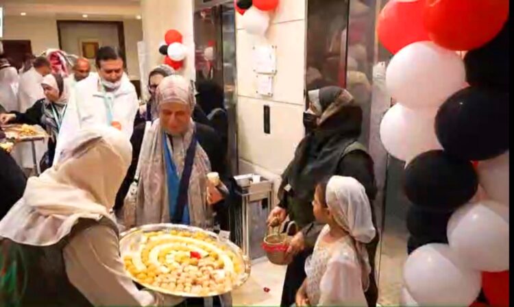 مع اقتراب موعد تصعيدهم الي عرفات :- ” المطوفين ” يبدأون مراسم استقبال حجاج الخمس نجوم