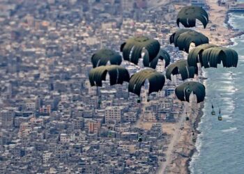 الإمارات تعلن استئناف الإسقاط الجوي للمساعدات على غزة فوراً