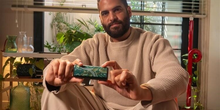 تتعاون IQOS مع الفنان المصري محمد طلايع لتقديم تجربة فنية مبتكرة