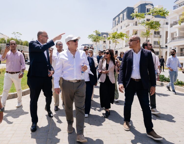 المهندس عمرو سليمان في جولة ميدانية لتفقد مشروعات ماونتن ڤيو في القاهرة الجديدة برفقة الرؤساء التنفيذيين للشركة