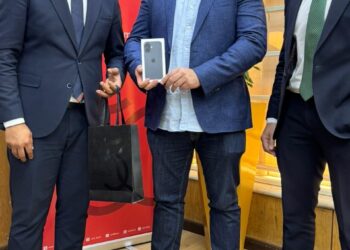 بنك saib يسلم هاتف iPhone 17 للفائز بحملته الترويجية لبطاقاته الائتمانية خلال شهر رمضان