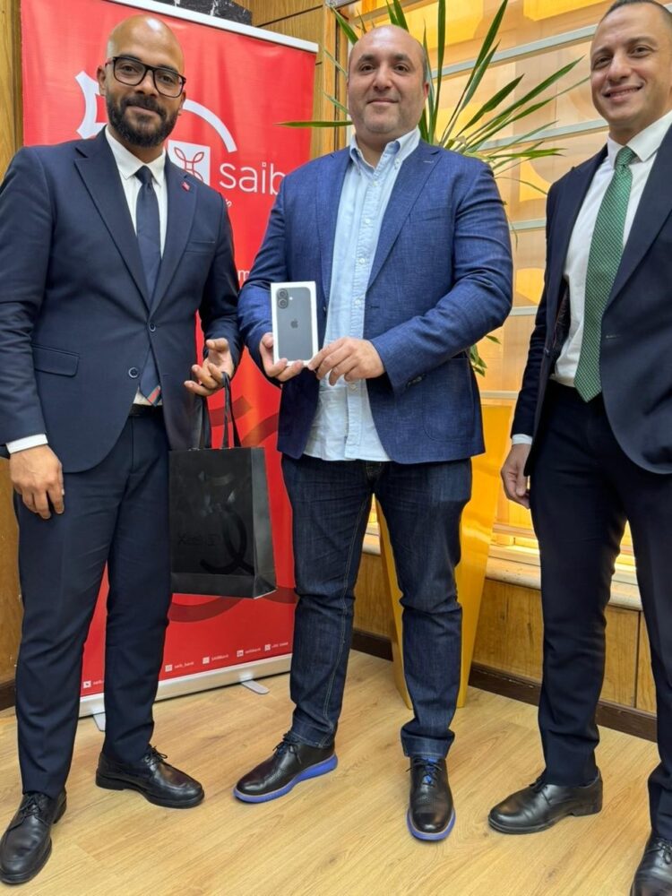 بنك saib يسلم هاتف iPhone 17 للفائز بحملته الترويجية لبطاقاته الائتمانية خلال شهر رمضان