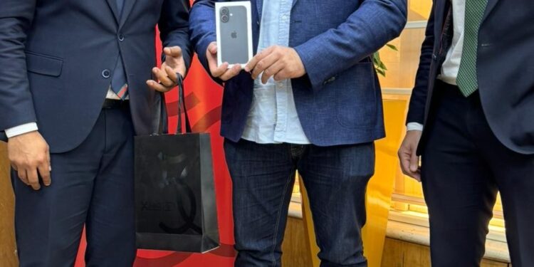 بنك saib يسلم هاتف iPhone 17 للفائز بحملته الترويجية لبطاقاته الائتمانية خلال شهر رمضان