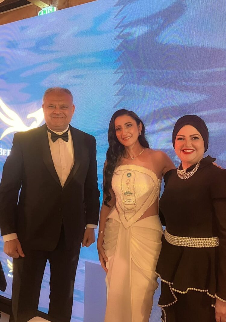 بالصور.. رباب عبد العاطي تتوج بلقب “أجمل محجبة” مصرية في كان وتؤكد: المهرجان واجهة مصر الحضارية للعالم