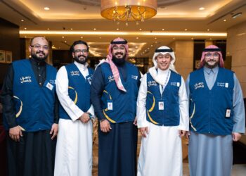 “الراجحي” تستقبل أولى رحلات الحج السياحى البرى في مكة بالورود والهدايا ومياه زمزم