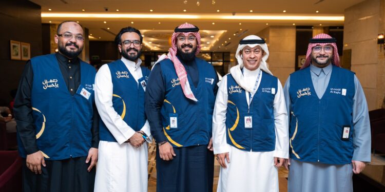 “الراجحي” تستقبل أولى رحلات الحج السياحى البرى في مكة بالورود والهدايا ومياه زمزم