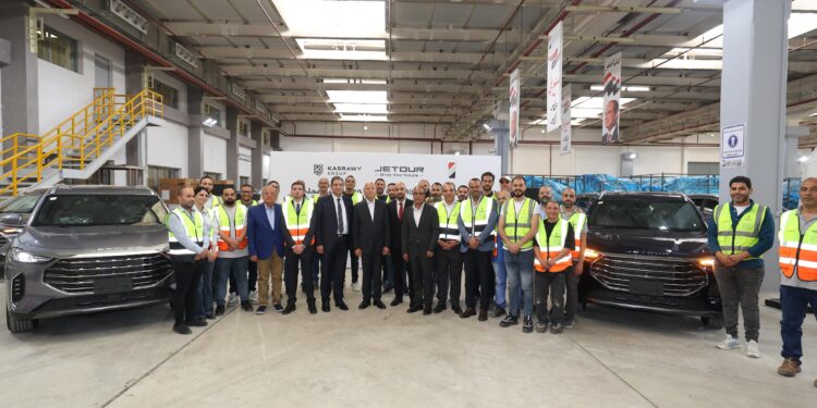 وزير الصناعة ومحافظ القاهرة يتفقدان خطوط إنتاج «قصراوي جروب» بمصنع النصر بحلوان ويشهدان تصنيع السيارة رقم 1000 من جيتور X70 Plus
