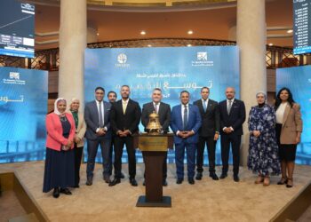 احتفالًا بالإنتقال للسوق الرئيسي: عمر رضوان رئيس البورصة المصرية يشارك قيادات شركة توسع للتخصيم (TAWASOA For Factoring) في فعالية “قرع الجرس”