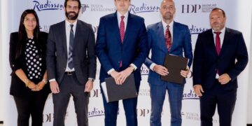 شركة التعمير والإسكان العقارية (HDP) بالشراكة مع طلوع للتطوير العقاري يوقعان شراكة استراتيجية مع مجموعة Radisson Blu لإقامة فندق خمس نجوم بمرحلة Blu Stays داخل مشروع The Island – Marina 5