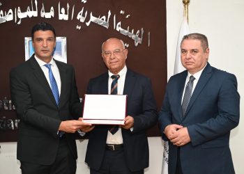 وزير الصناعة يكرّم الزنوكي للأجهزة الكهربائية عن منتجات «تاتش» لحصولها على شهادات علامة الجودة وكفاءة الطاقة والأداء البيئى
