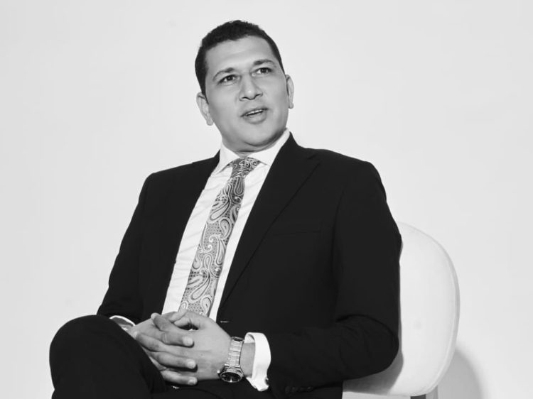 الدكتور هشام إبراهيم: توجيهات الرئيس تعزز ثقة العملاء.. وتسريع التراخيص ضرورة لضمان الالتزام بمواعيد تسليم المشروعات