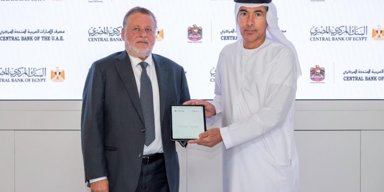 المركزى الإماراتى والمصري يوقعان اتفاقية تجديد مقايضة الدرهم الإماراتي والجنيه المصري بقيمة 5 مليارات درهم إماراتي